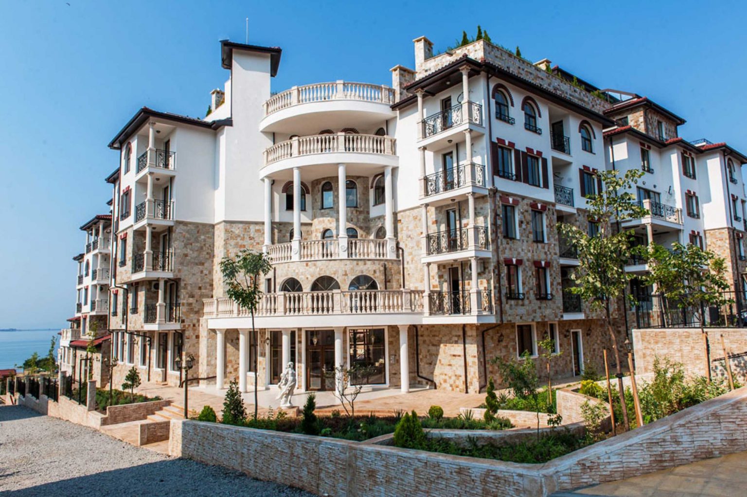Apartments “Tunk” in an elegant complex in Saint Vlas