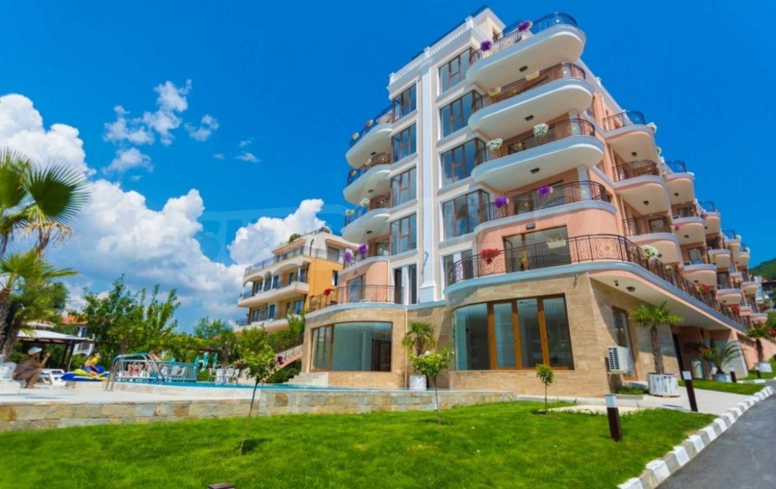 Apartments in a complex next to the port of Marina Dinevi